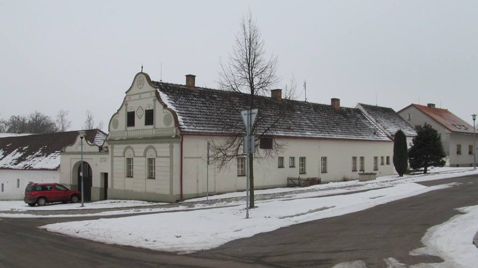 Pro obce na Zbudovských blatech je typické selské baroko, nejvíc se zachovalo v obci Plástovice