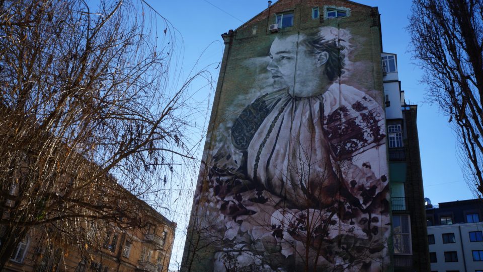 Konvalinka, portrét ukrajinské basnířky a aktivistky vystupujíci pod jménem Lesya Ukrainka, autor Guido van Helten