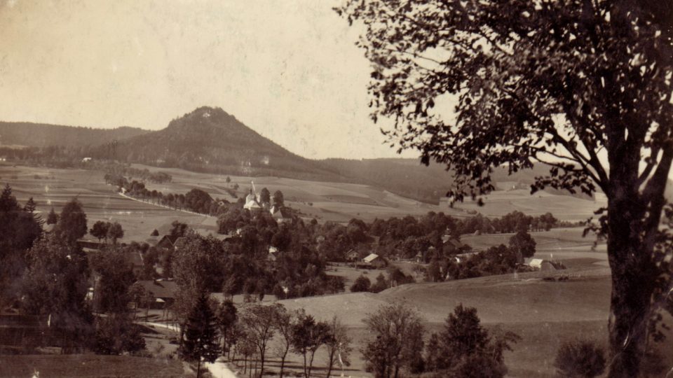 Historický záběr na Žampach směrem od obce Písečná