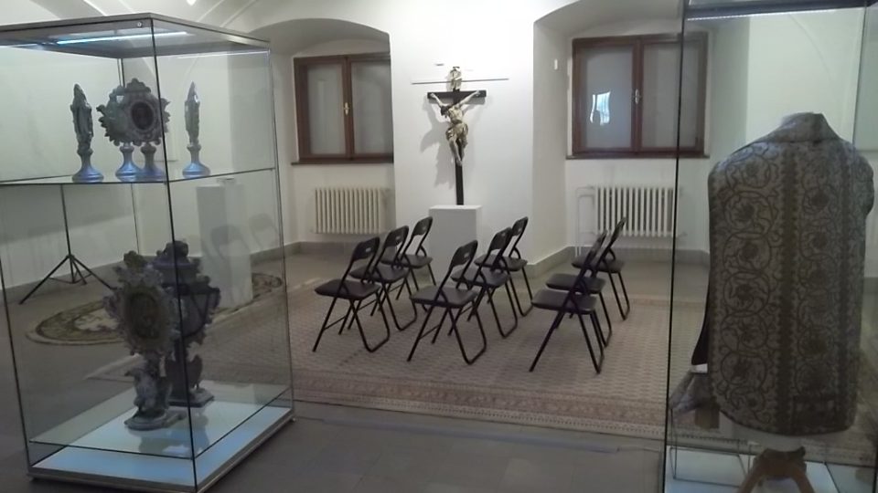 Výstavu doplňují i další exponáty včetně ornátů a relikviářů