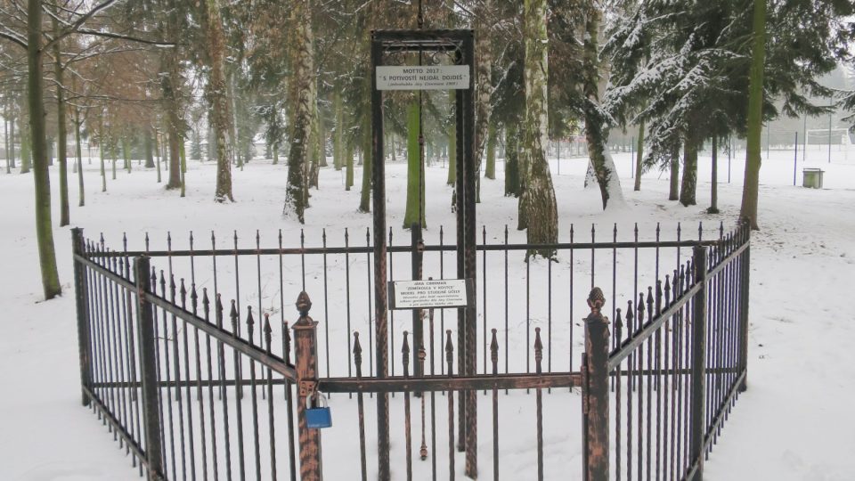 Zeměkoule v Pečkách je vyrobena z kovu, je celá modrá, světadíly jsou na ní vyvedeny v barvě žluté