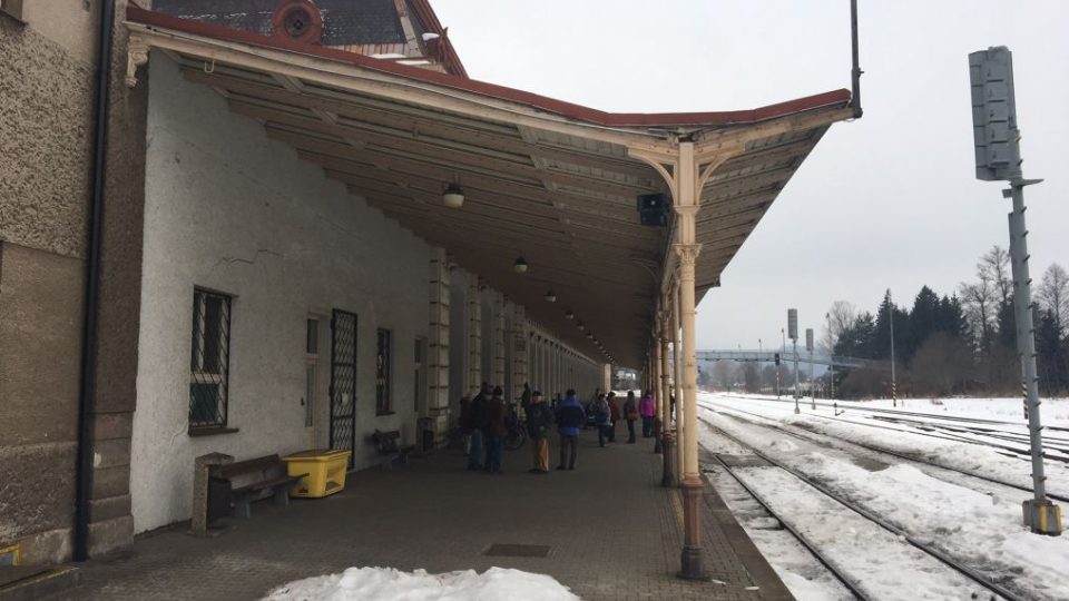 Vlakem až do divadla můžete zajet v Meziměstí na Broumovsku. Jeviště tam mají jen pár metrů od kolejí