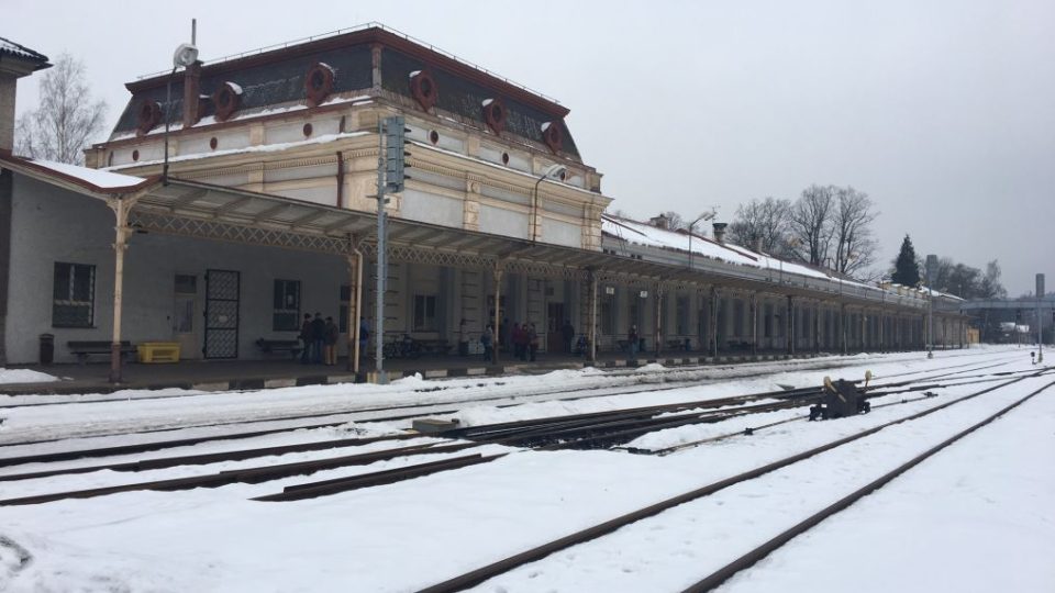 Vlakem až do divadla můžete zajet v Meziměstí na Broumovsku. Jeviště tam mají jen pár metrů od kolejí