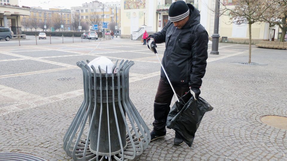 V Pardubicích sbírá nedopalky speciálně vyčleněný pracovník. Říkají mu vajglovník