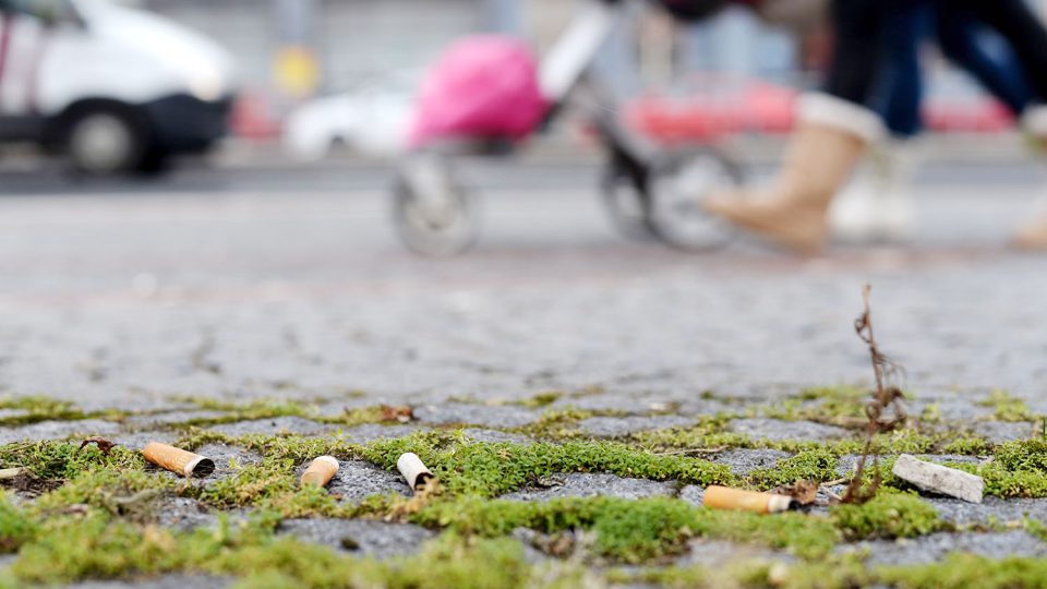 Nedopalků jsou v okolí každé autobusové zastávky stovky