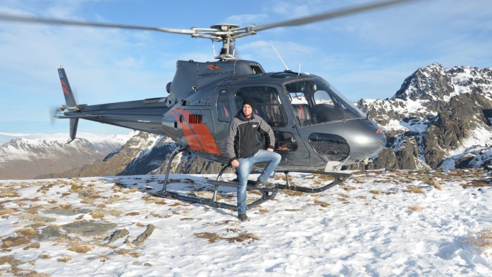 Karel se představil jako travel blogger a letěl zadarmo helikoptérou