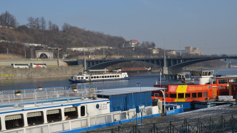 Přeběhnete ulici od Anežského kláštera, a jste u Vltavy