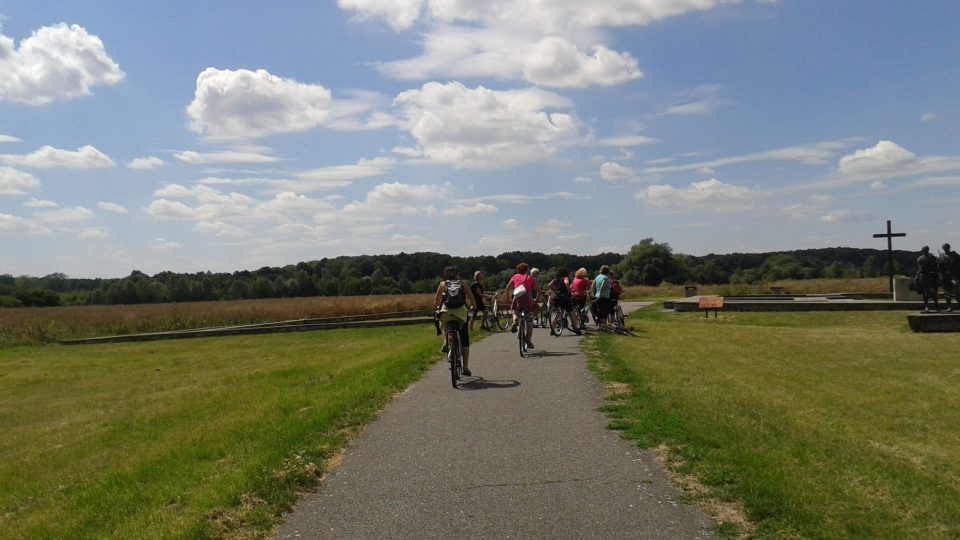 V létě je kolem hradiště mnoho cyklistů díky blízké cyklostezce