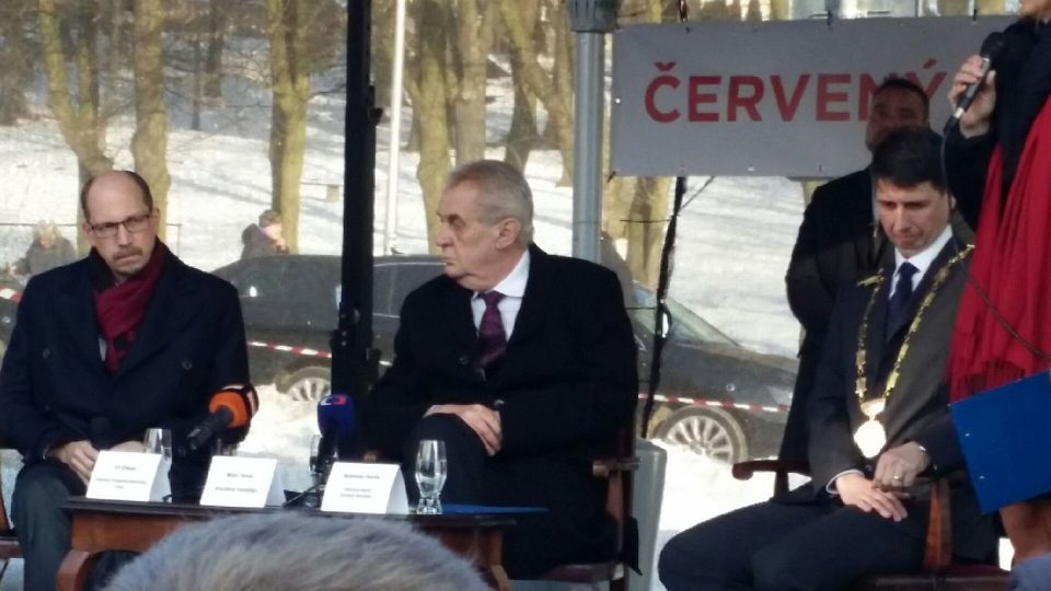 Prezident Miloš Zeman diskutuje v Červeném Kostelci s občany