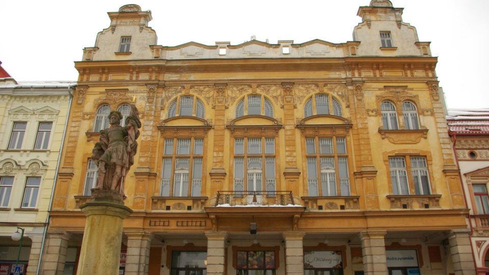 Secesní stavba a ozdoba Masarykova náměstí v Nové Pace, legendární hotel Centrál, se po letech chátrání vrací díky novopacké Jednotě bratrské zpátky do života