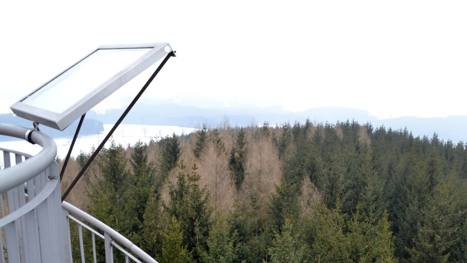 Nahoru vede 140 kovových schodů, vyhlídková plošina se nachází ve výšce 24 metrů nad zemí