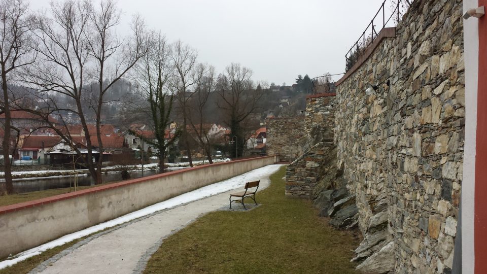 K zahradnímu domku přiléhají terasy nad Vltavou