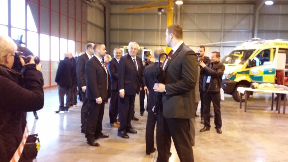Prezident Miloš Zeman dnes navštívil hradeckou základnu letecké záchranné služby