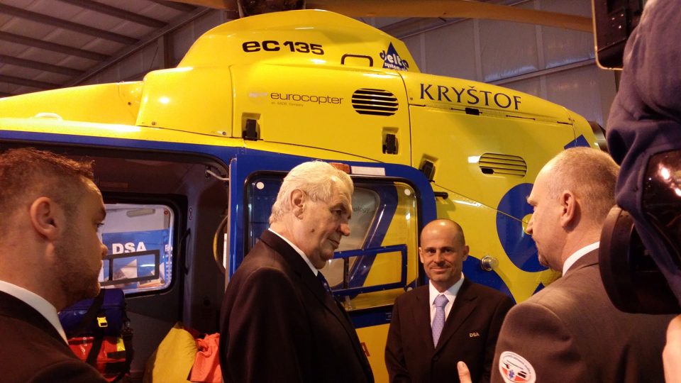 Prezident Miloš Zeman dnes navštívil hradeckou základnu letecké záchranné služby