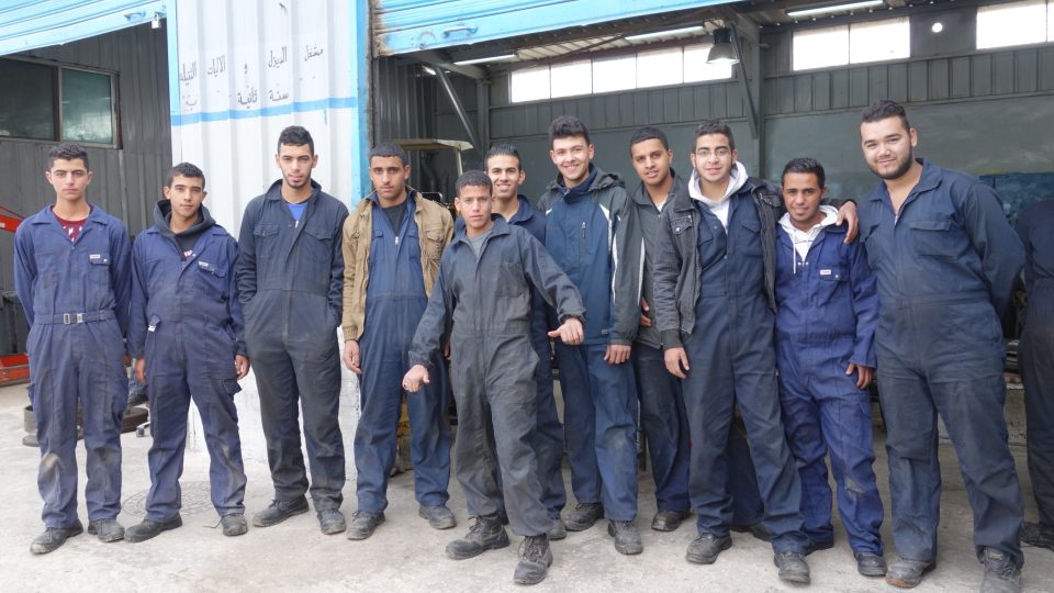 Jordánští učni - automechanici palestinského původu v Ammánu