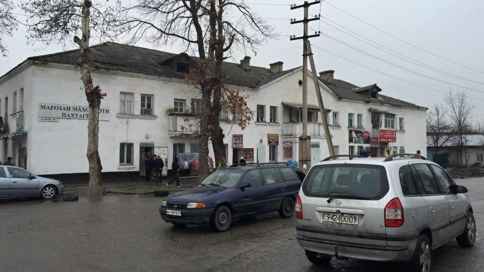 Mnohé ulice v Dušanbe stále nesou jména cizích spisovatelů, osobností nebo revolucionářů