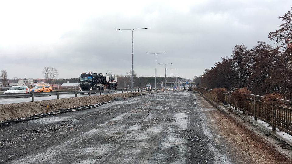 Povrch původní silnice I/37 už je odfrézovaný