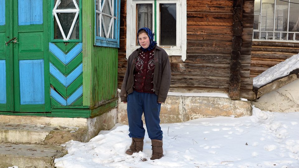 Lena před domem, kde žije spolu se svým otcem a nemocným dědečkem