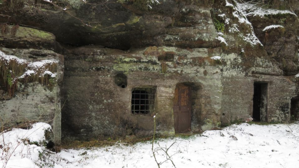 V hospodářských budovách mlýna v minulosti bydleli loupežníci i sovětská armáda