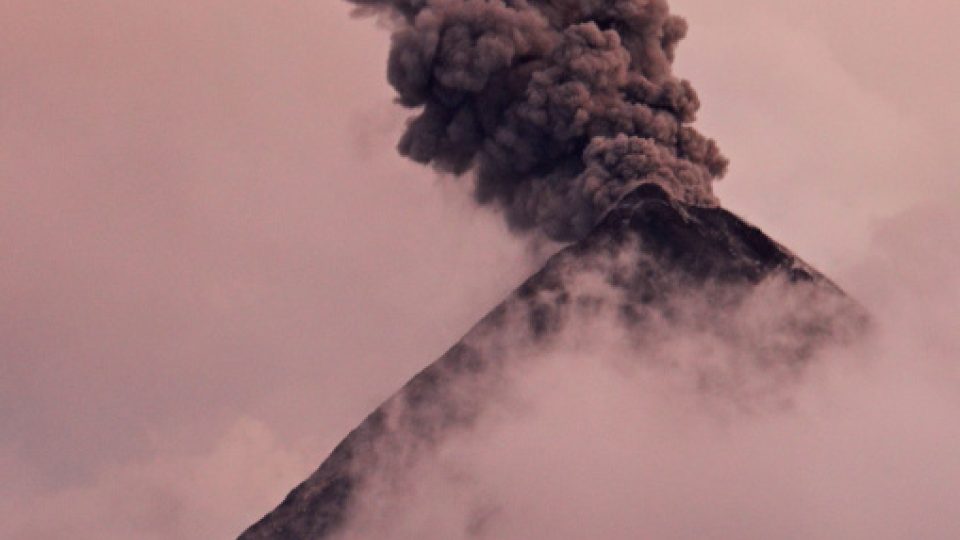 Aktivní volcán de Fuego v Guatemale