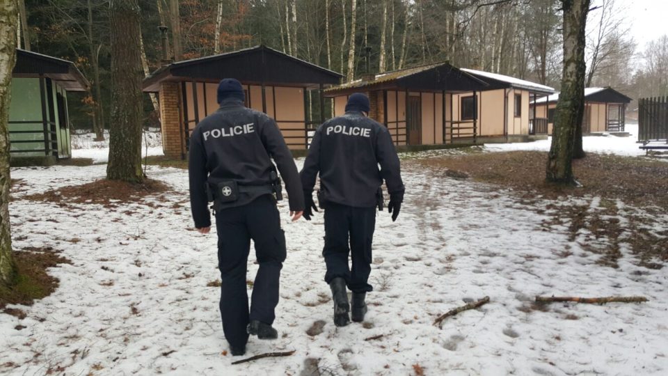 Policisté se v zimě vydávají na pravidelné kontroly chatových oblastí. Na obhlídky chodí zhruba jednou za měsíc, sledují hlavně, zda nejsou chaty poškozené
