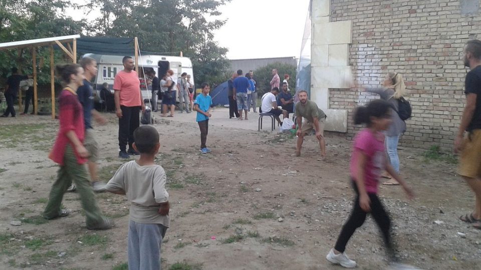 Dobrovolnické práce pro uprchlíky v Srbsku zkusil Víťa Bureš na vlastní kůži