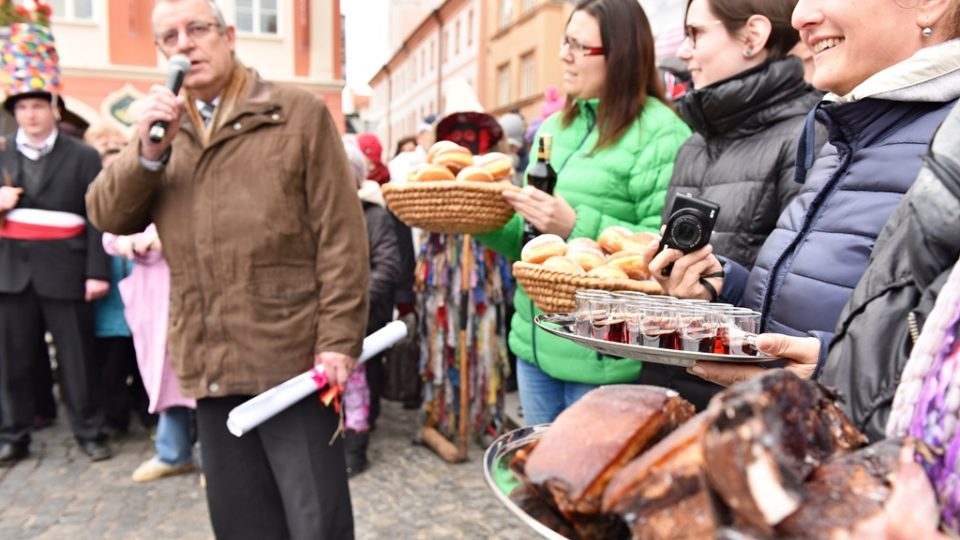 Do masopustního průvodu v Českých Budějovicích se zapojily typické jihočeské koledy