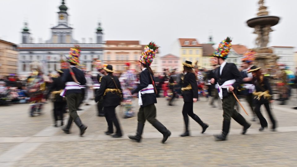 Do masopustního průvodu v Českých Budějovicích se zapojily typické jihočeské koledy