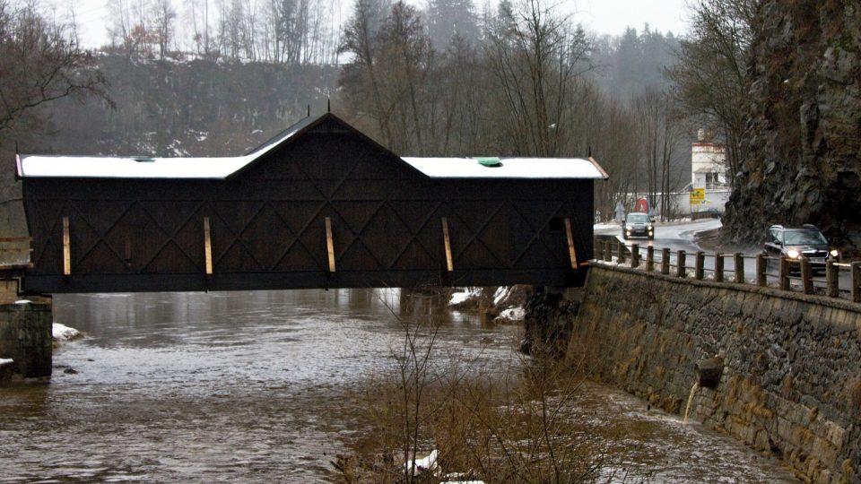 Věšadlový krytý dřevěný most v Bystré nad Jizerou