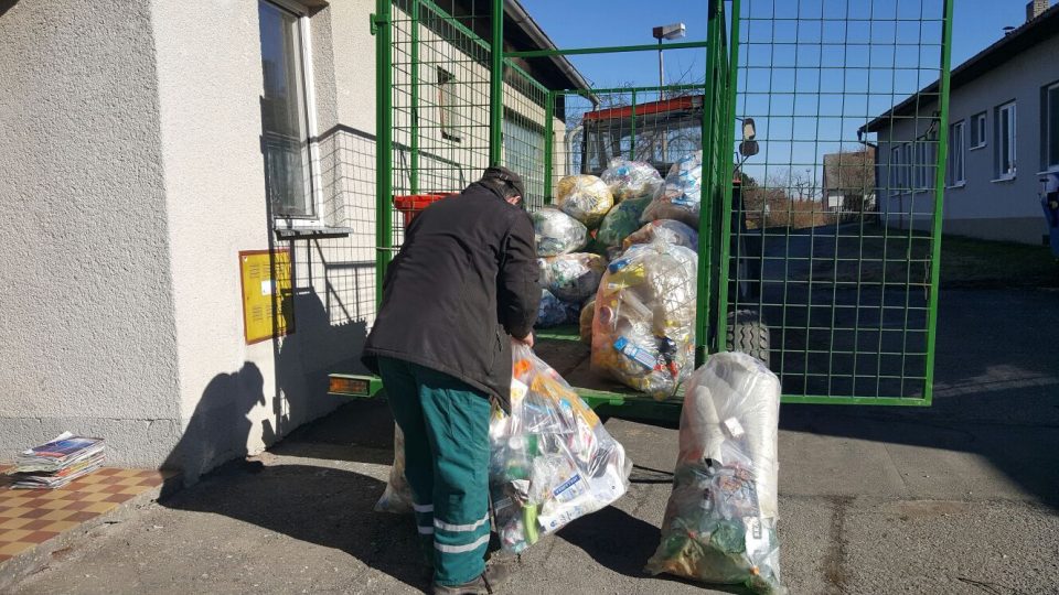 Zaměstnanci úřadu objedou jednou za čtrnáct dní obec a její místní části a tříděný odpad seberou přímo od domů
