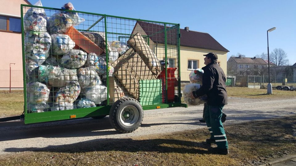 zaměstnanci úřadu objedou jednou za čtrnáct dní obec a její místní části a tříděný odpad seberou přímo od domů