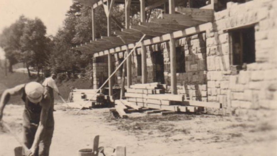 Chata se začala stavět v roce 1938