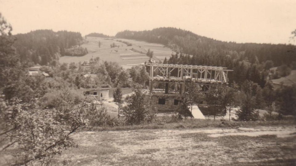 Rozestavěná chata těsně před válkou