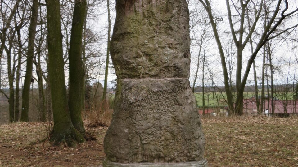 Socha Máchy, která cestovala od Jarmiliny skály až do Bělé pod Bezdězem