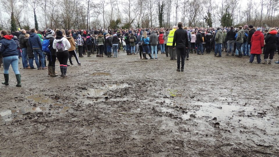 Přetahování o míč v bahně k dvoudennímu souboji patří