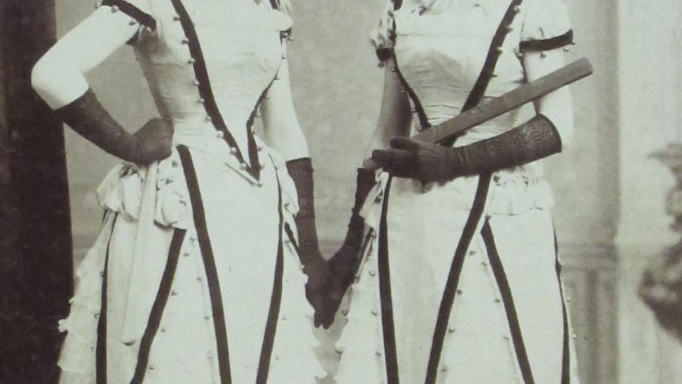 Dvě plzeňské dámy v maškarních kostýmech na Šibřinkách Sokola1887. (Paní Fialová a Ryplová)