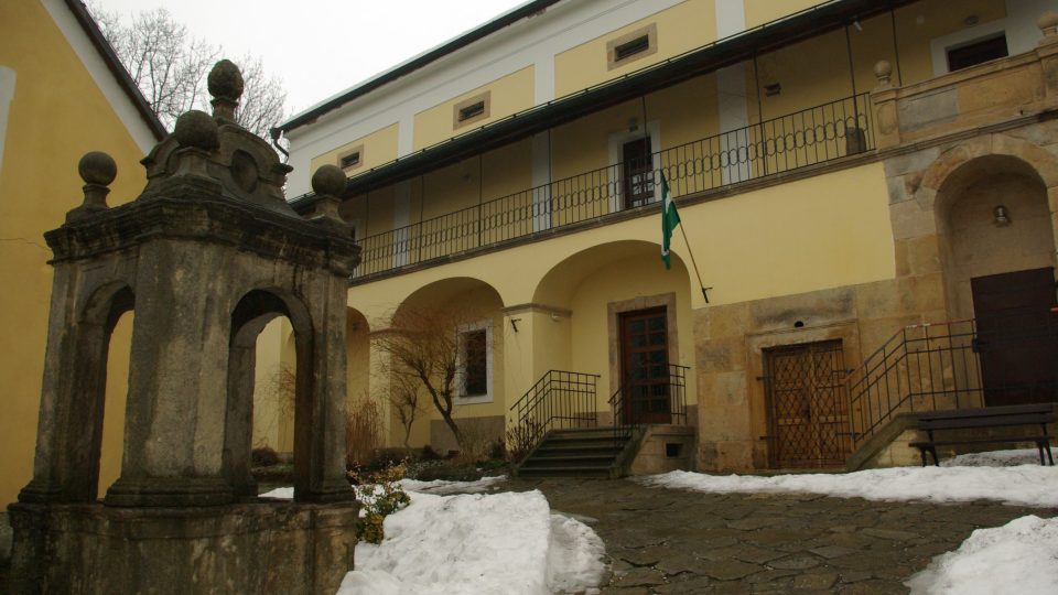 Barokní kašna a bývalý špýchar v barokním areálu Kohoutova dvora