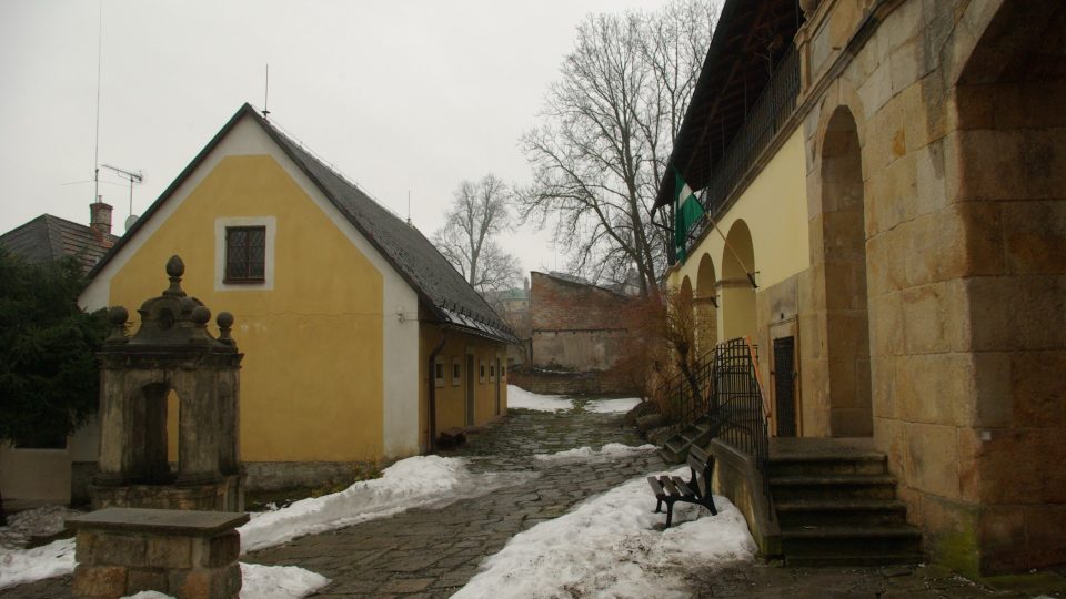 Barokní kašna na nádvoří historického areálu ve Dvoře Králové nad Labem