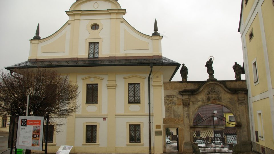 Hlavní budova a portál barokního areálu Kohoutův dvůr