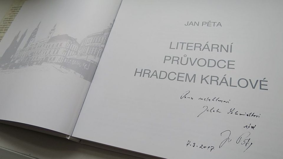 Bývalý ředitel Knihovny města Hradec Králové Jan Pěta a jeho Literární průvodce Hradcem Králové