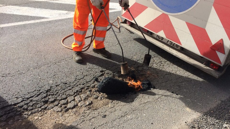 Silničáři provizorně opravují výmoly u Týna nad Vltavou