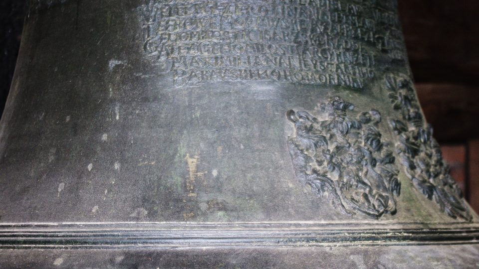 Zvon sv. Barbora zdobí půvabné české nápisy i erby donátorů