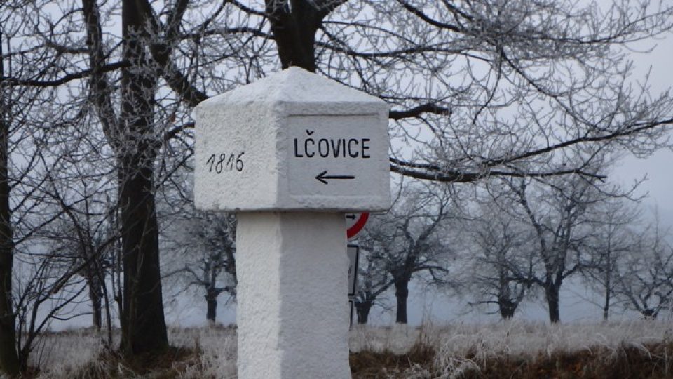 Takzvaný brzdový kámen, který stál na křižovatce u Lčovic už od dob Marie Terezie. Teď ho někdo ukradl