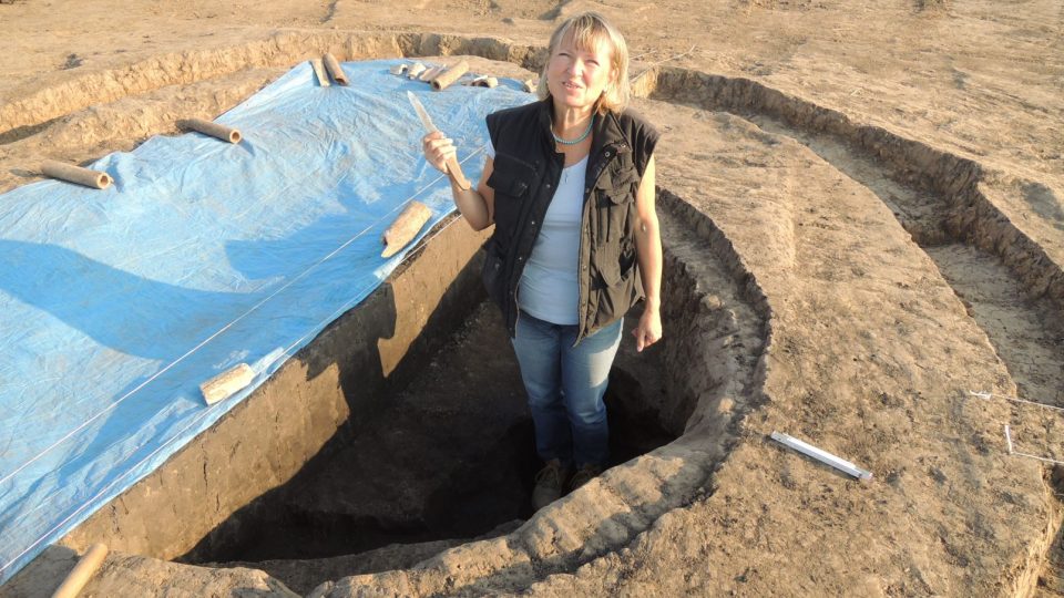 Kostelec hrob - archeoložka Martina Beková