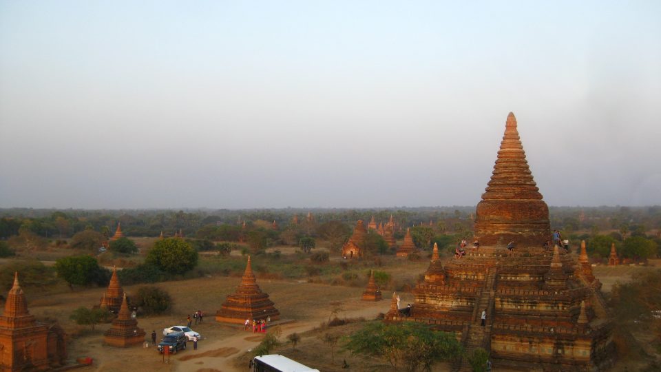 Bagan v podvečer. Tisíce stúp a turistů