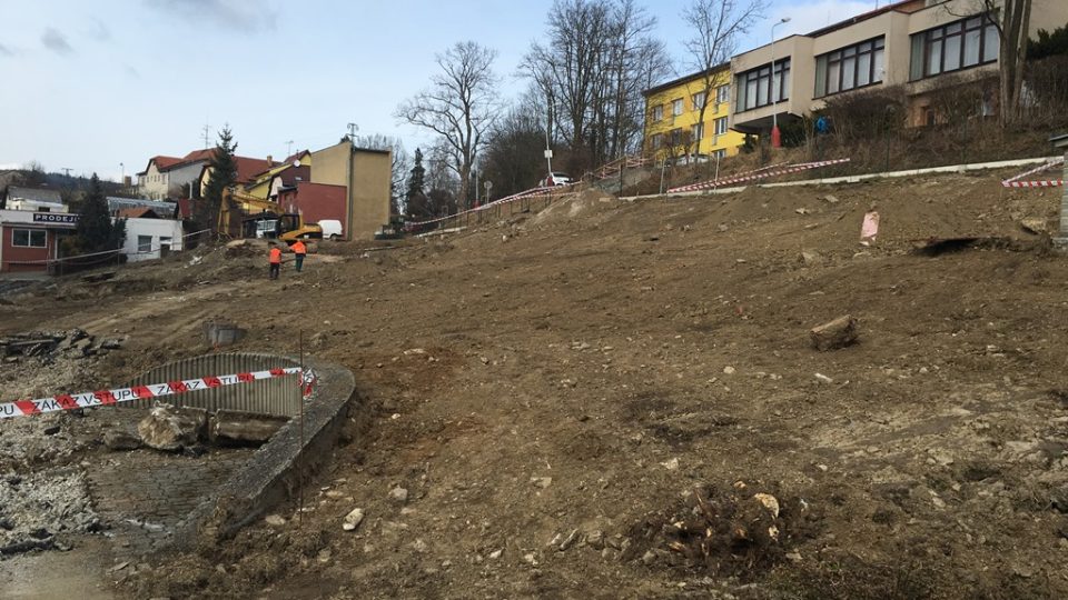 Ve svahu v areálu českokrumlové nemocnice začala stavba nového pavilonu