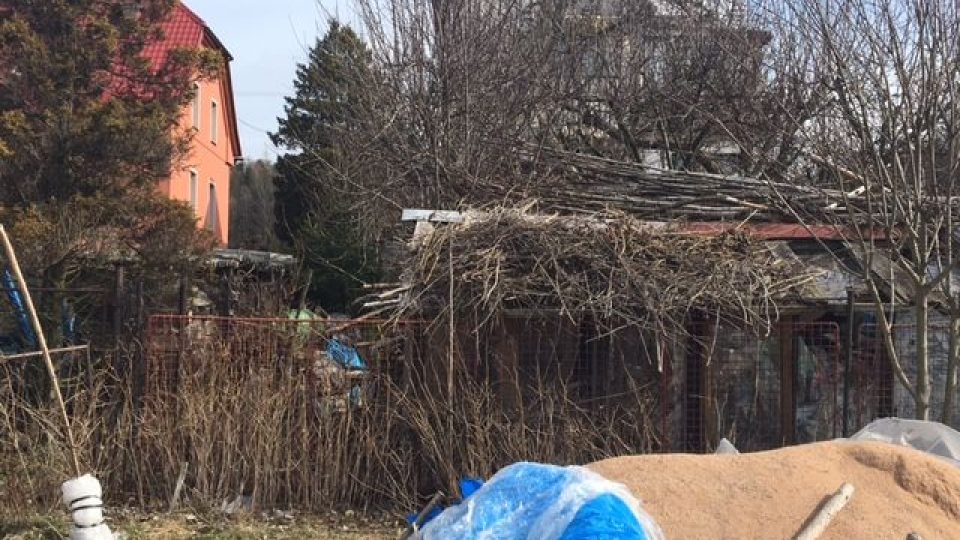 V Kramolně na Náchodsku si ze svého domu udělal muž skládku odpadu. Sousedé si stěžují marně