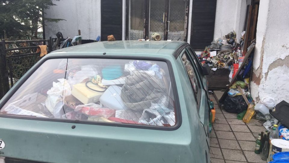 V Kramolně na Náchodsku si ze svého domu udělal muž skládku odpadu. Sousedé si stěžují marně