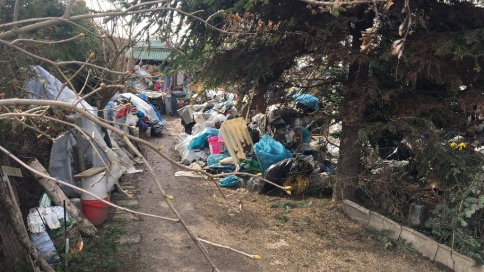V Kramolně na Náchodsku si ze svého domu udělal muž skládku odpadu. Sousedé si stěžují marně
