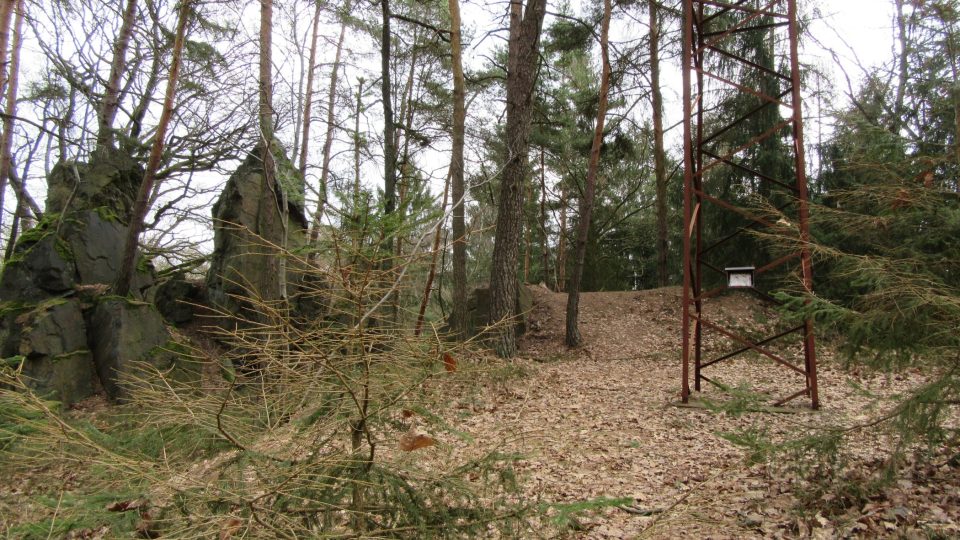 Vojenskou minulost na Vysoké dnes připomíná jen zrezlý stožár